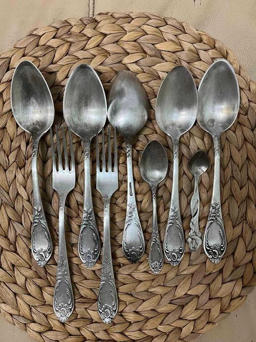 Столові прилади ложки вилки ножі мельхіорові срібні
