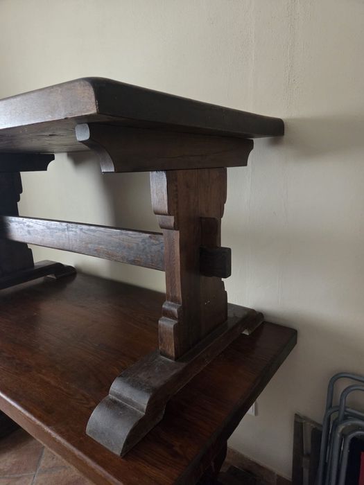 Duas mesas em madeira maciça