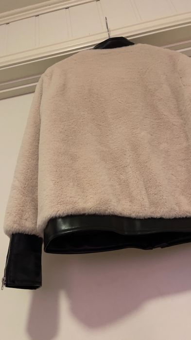 Розкішний молочний хутряний бомбер экошубка з еко -хутра на молнї s -m