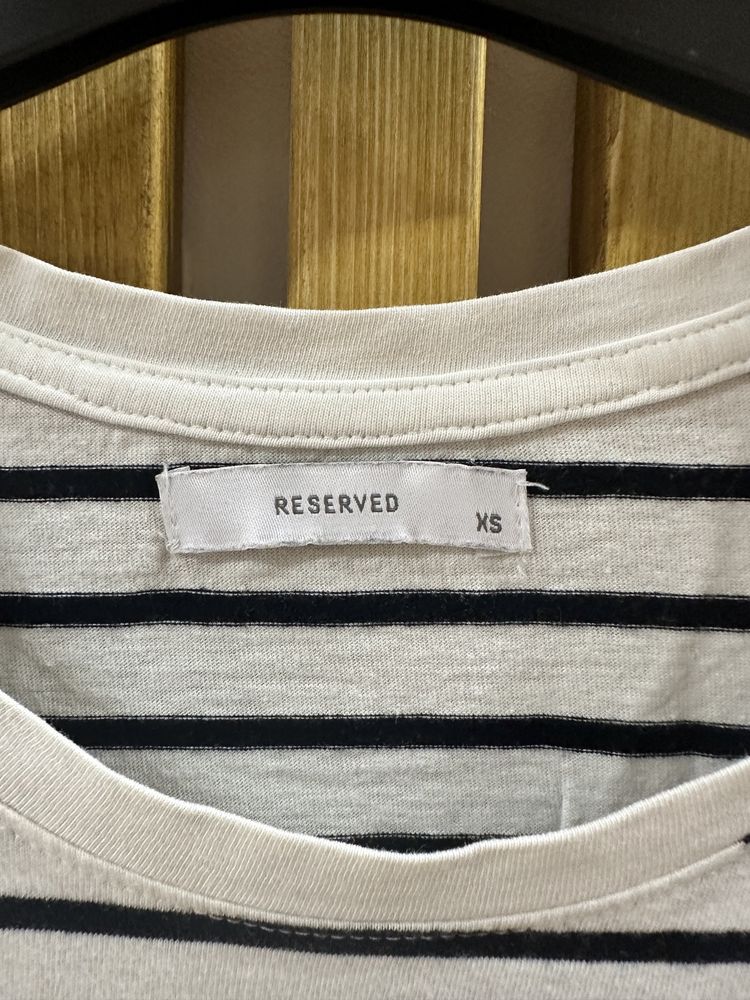 T-shirt w biało czarne paski z nadrukiem zielonego liścia Reserved