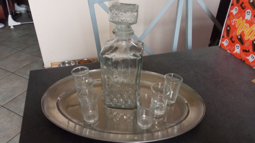 Zestaw: karafka, kieliszki, taca