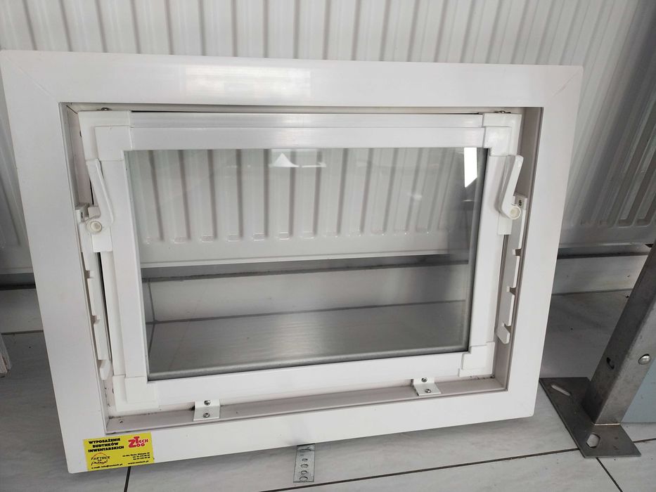 Okno gospodarcze pod wymiar Okna inwentarskie PCV uchylne, Producent