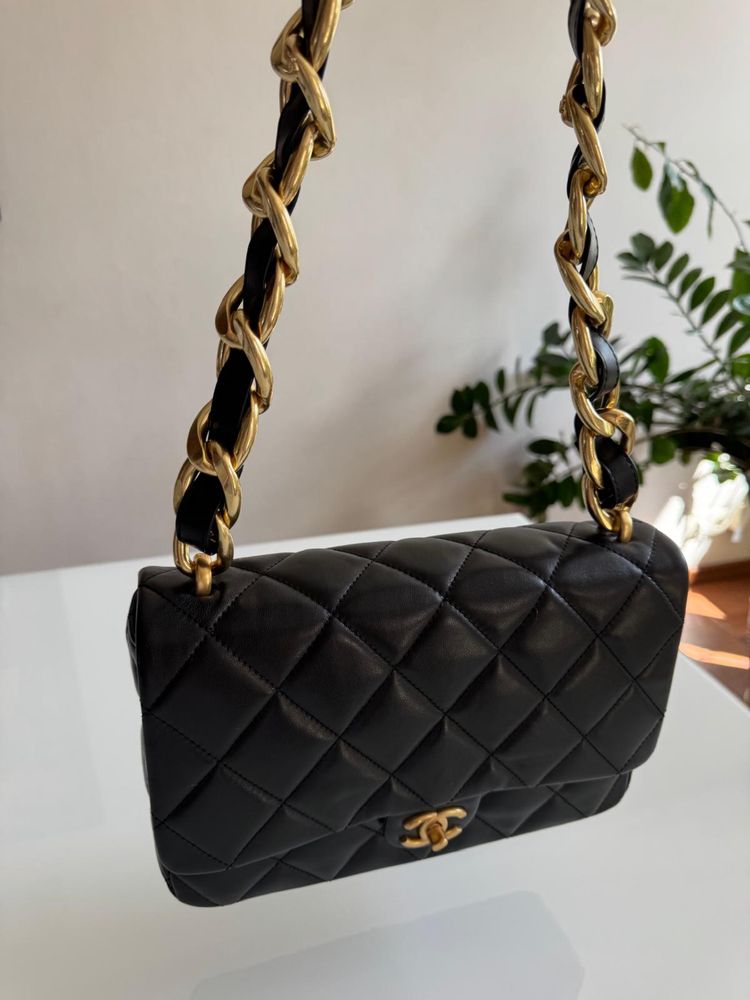 Na sprzedaż: Luksusowa torebka Chanel 19 w rozmiarze małym