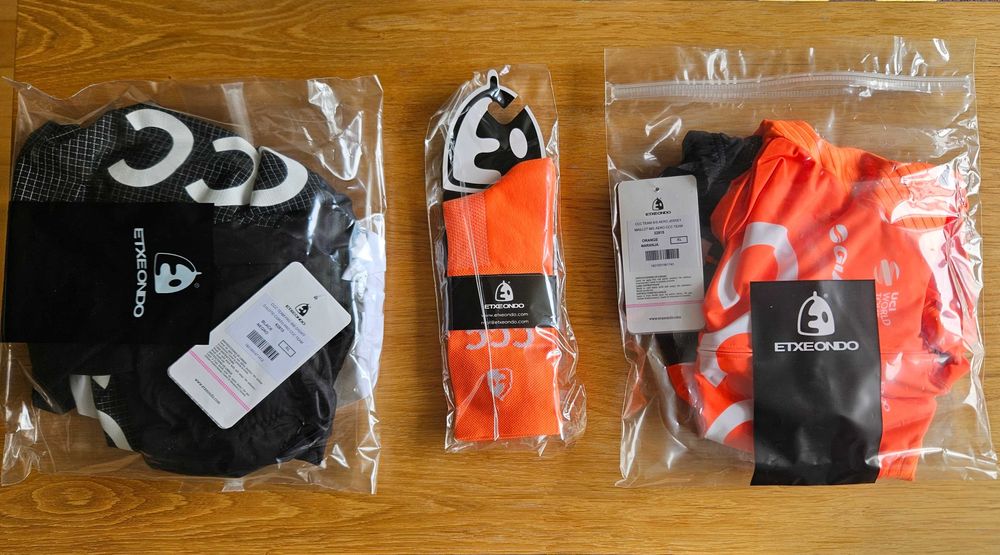 Komplet stroju kolarskiego CCC Reno: koszulka, spodenki, skarpetki