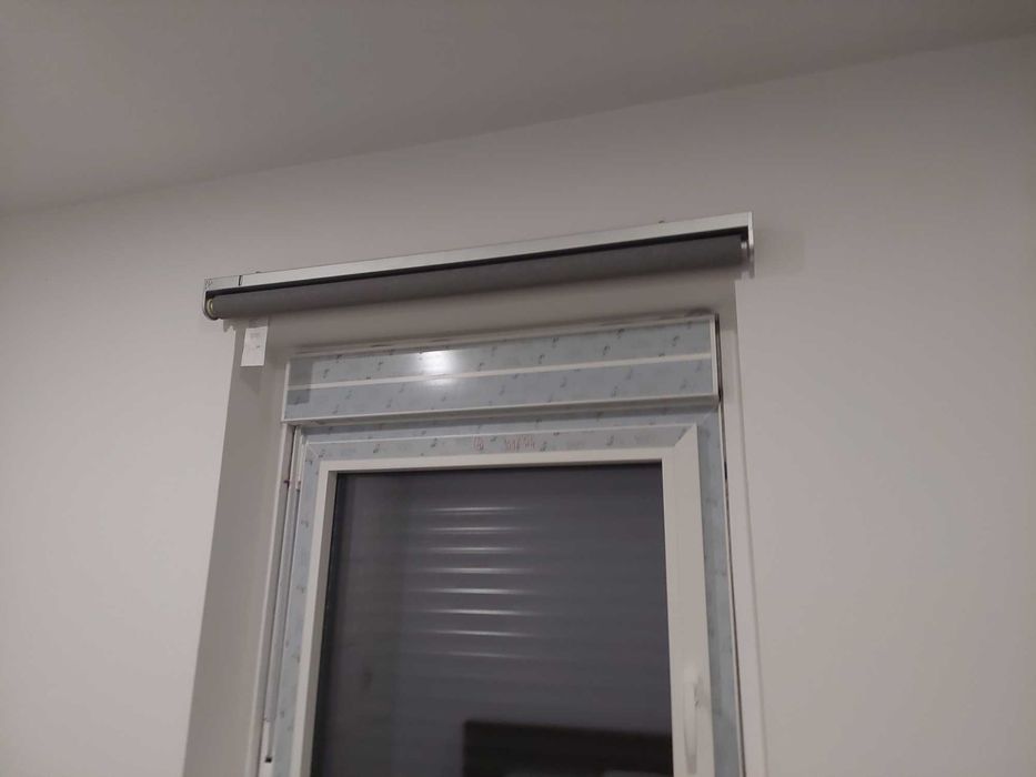 Estores IKEA FYRTUR - Estores eléctricos de correr cinza opaco