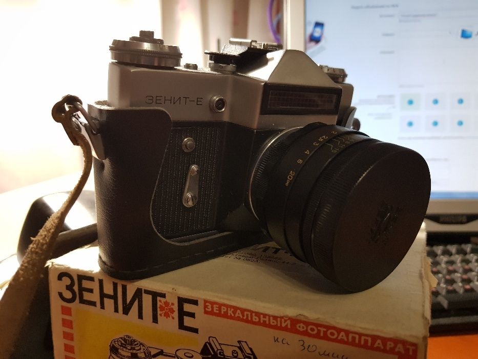 Продам зеркальный фотоаппарат Зенит -Е полный комплект