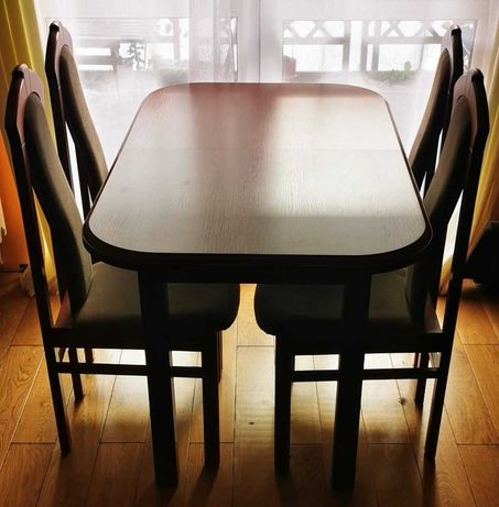 Komplet do jadalni. Stół rozkładany z 4 krzesłami.