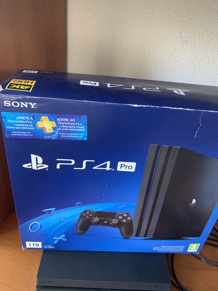 PlayStation 4 Pro Jet black 1Tb com 5 jogos e 2 comando