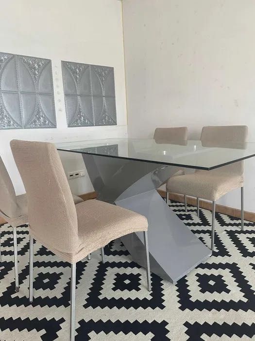 Mesa de vidro com cadeiras