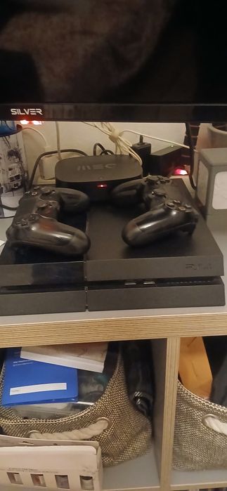 Playstation 4 com 2 comandos e jogos