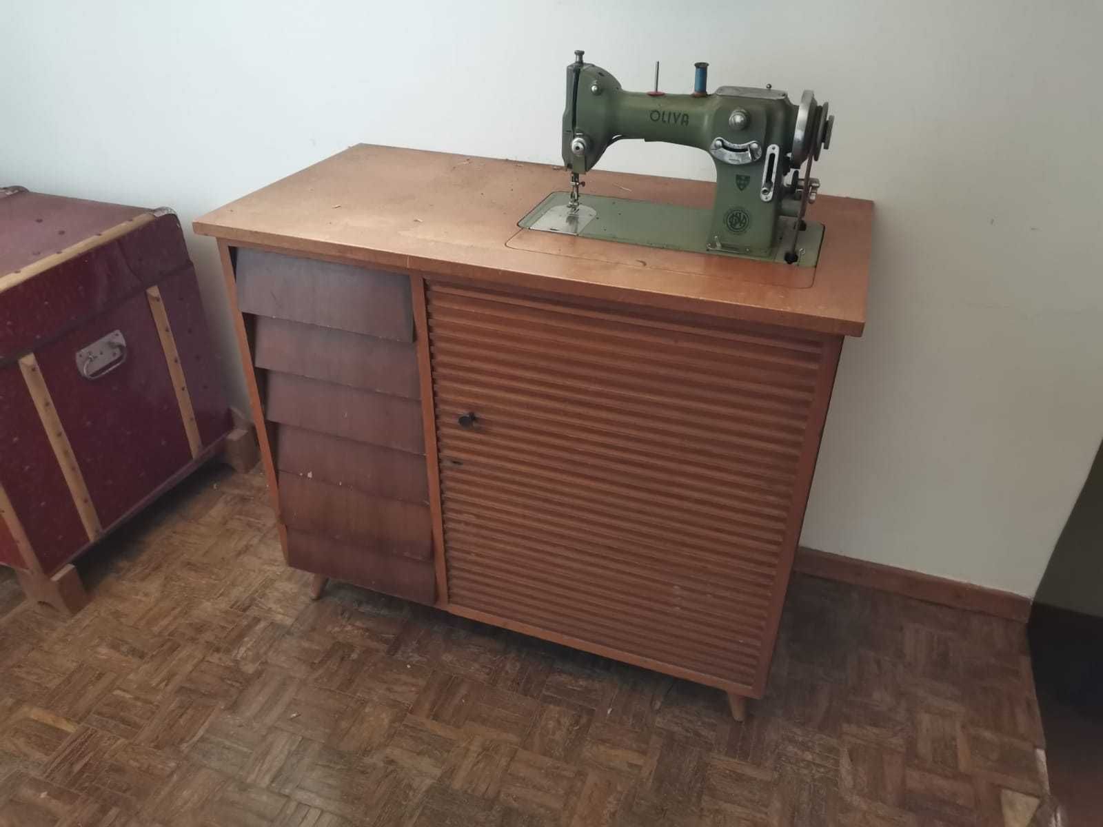 Máquina de Costura Singer com Móvel vintage