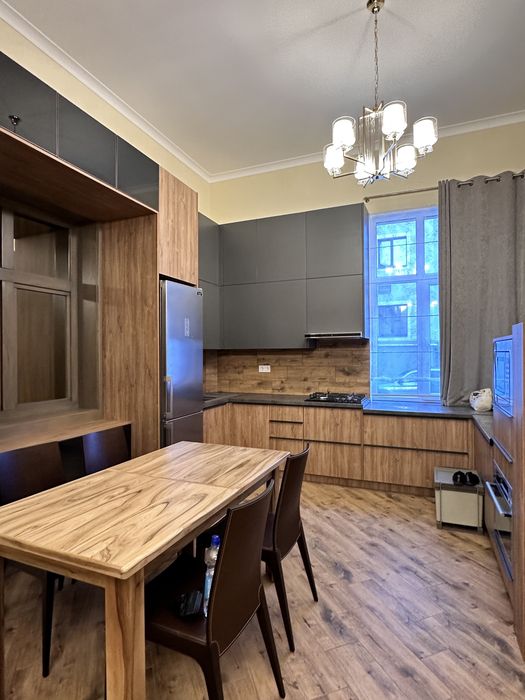 Продається двох кімнатна+ кухня студія+ підвал з Сауною і кімнатою