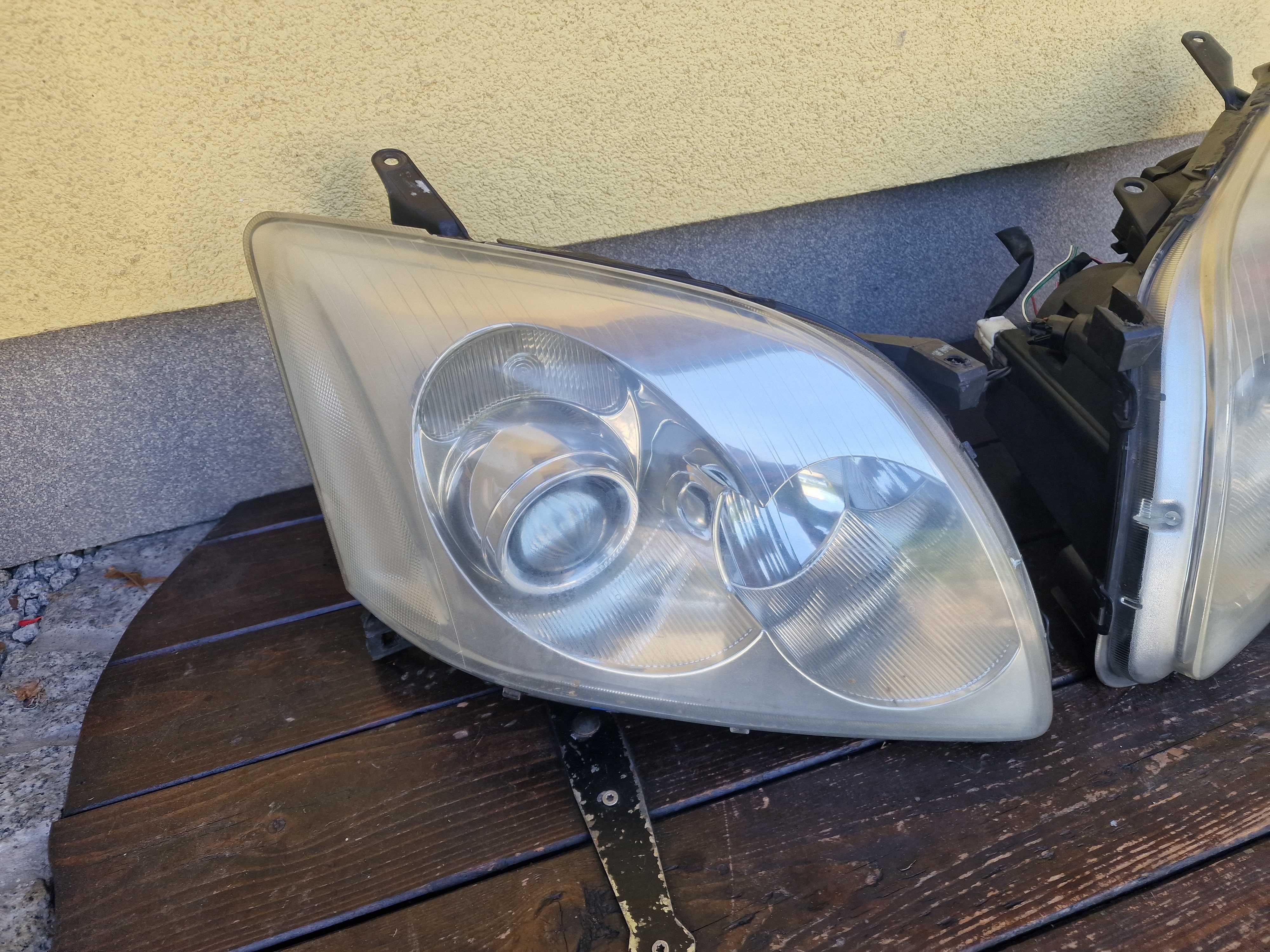 Toyota Avensis T25 2004r lampa lampy reflektory przód  xenon oryginal