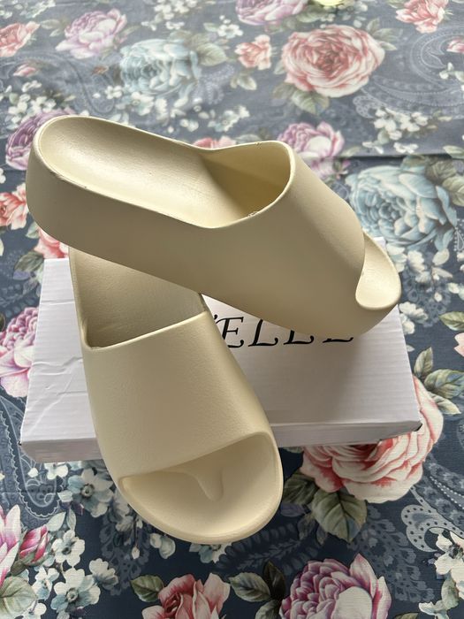 Klapki beżowe na grubym spodzie