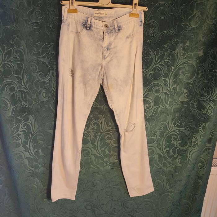 Jasne jeansy z rozdarciami