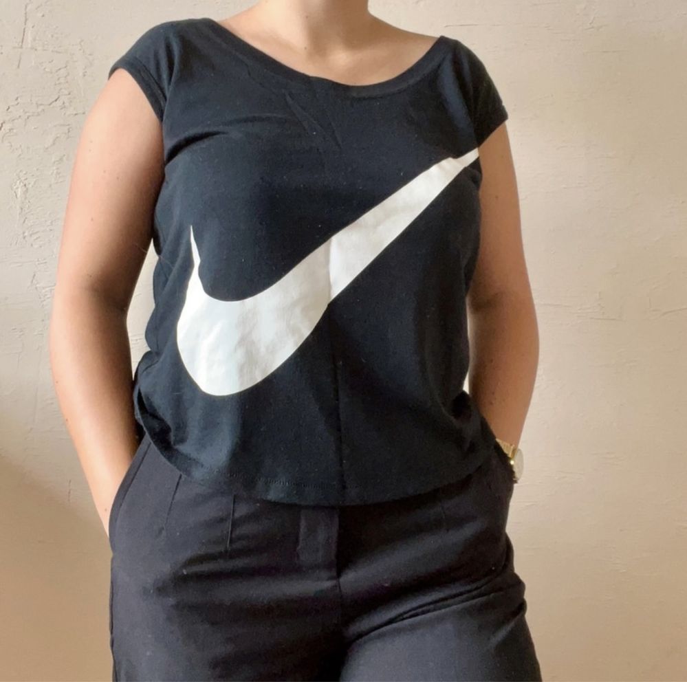 T-shirt czarny nike z logo nadrukiem białym