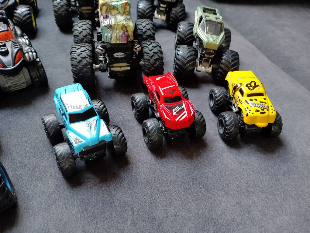 14 samochodów Monster truck