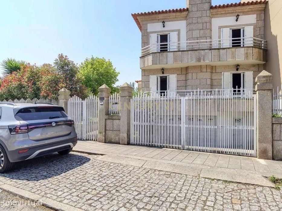 Luxuosa Moradia T4 com Jardim e Vista Panorâmica em Matosinhos