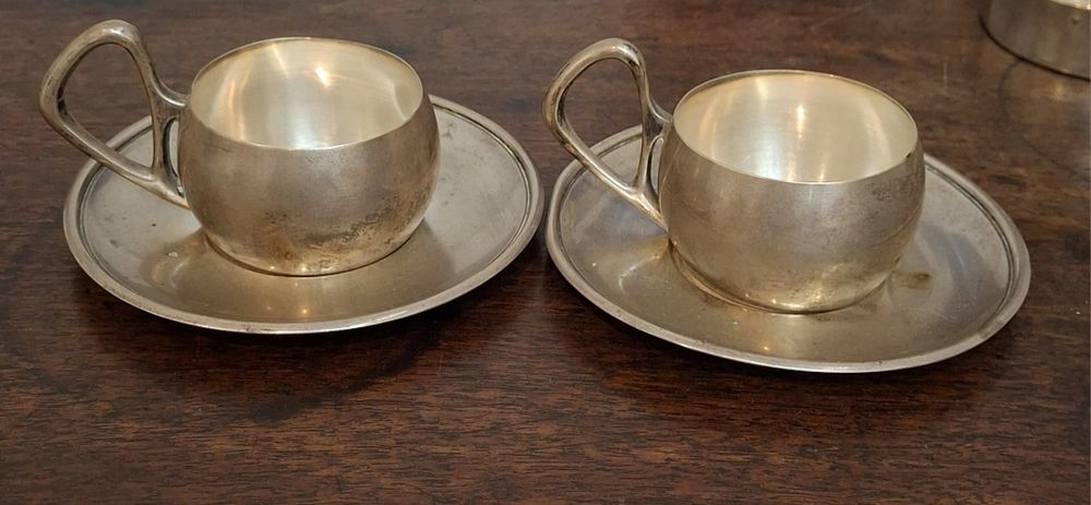Conjunto de dois pires e duas chávenas suporte para café em prata arte