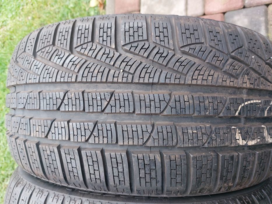 Pirelli 235.40.R18  зима 24р. 7мм
