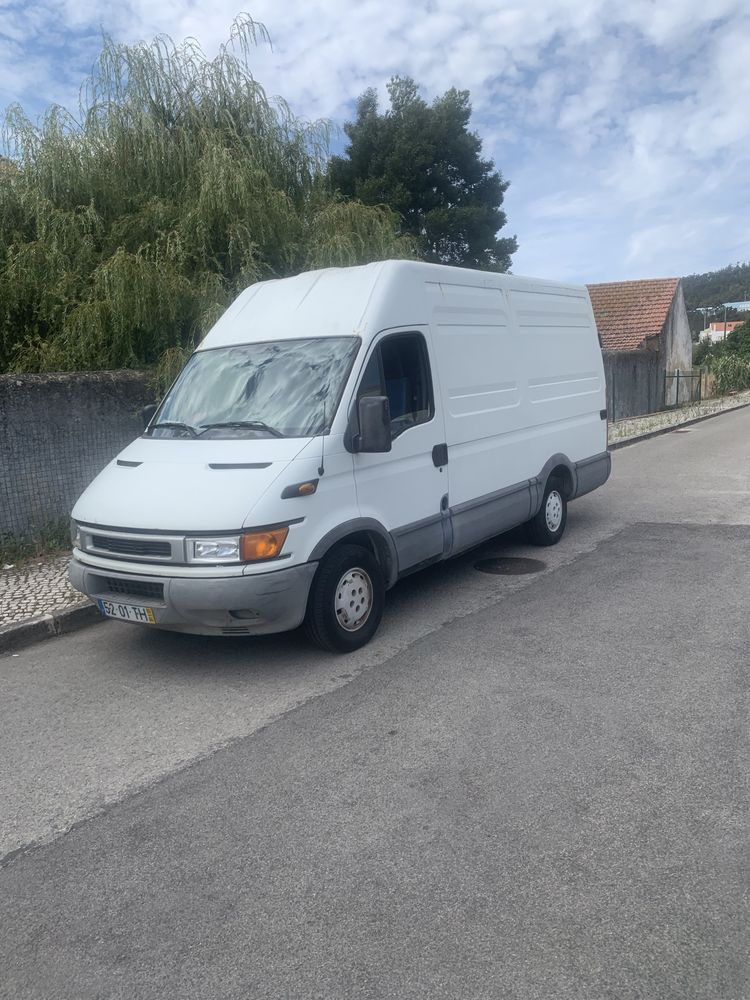 Carrinha Iveco com engate reboque