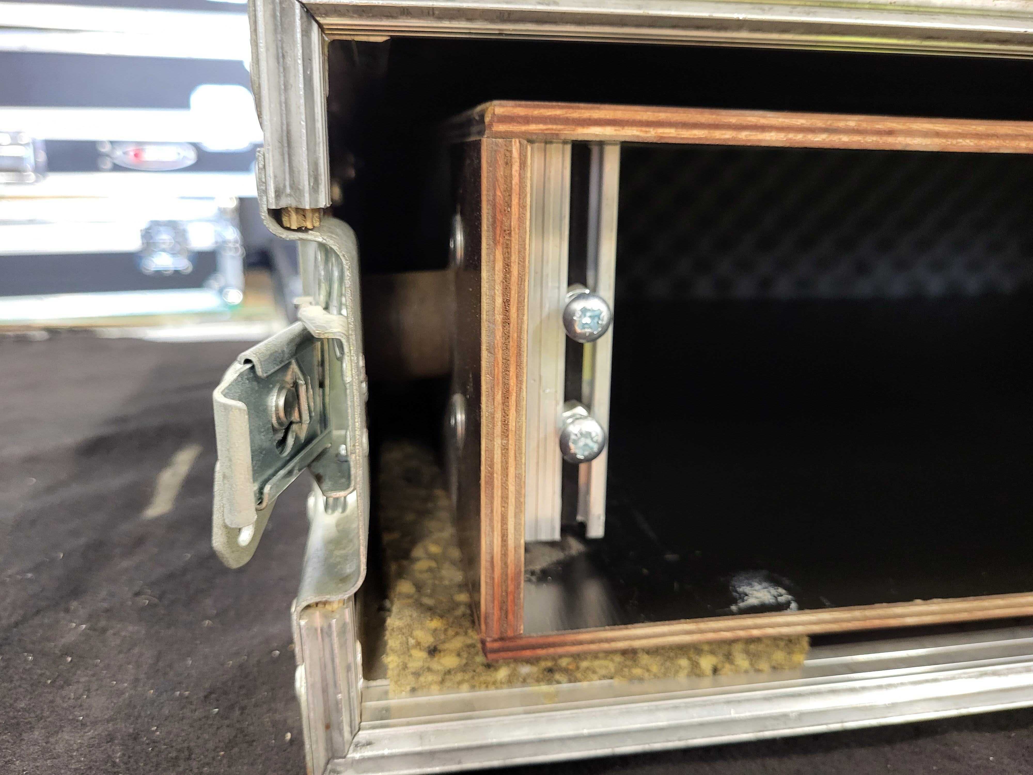 RACK 2U antywstrząsowy, 1x szyna - 38cm do klapy double door / FAKTURA