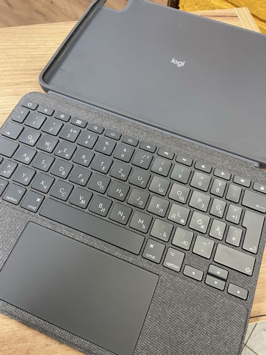 Чехол-клавіатура Logitech Combo Touch для Apple iPad Pro 11