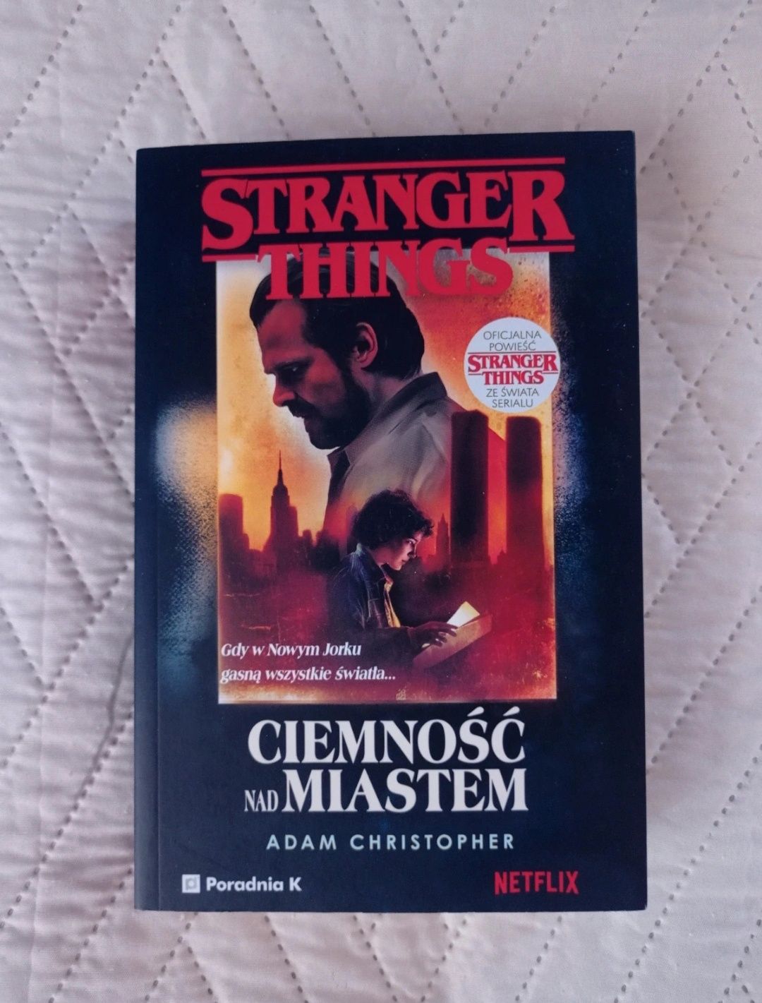 Książka Stranger Things Ciemność nad miastem