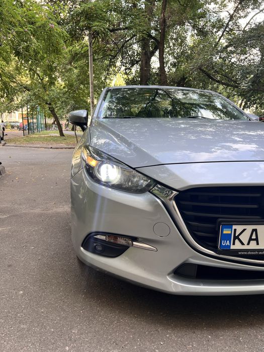 Автомобіль машина хетчбек седан