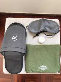 Kit de viagem com bolsa, chinelos, máscara de olhos, hidratante lábios