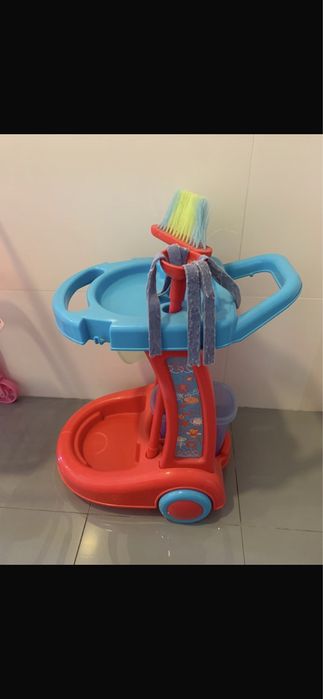 Carrinho de limpeza para brincar