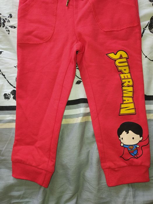 Nowe spodnie dresowe czerwone 92 cm supermen