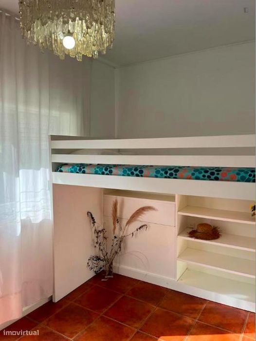 566965 - Quarto com várias camas, com varanda...