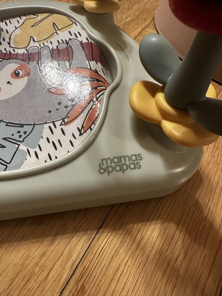 Krzeselko mamas & papas z tacką edukacyjną