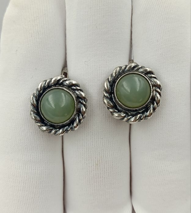 Серебряные серьги 925 пробы с нефритом