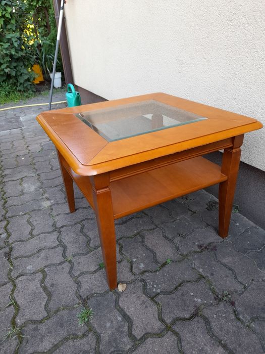 Stolik drewniany z szybą