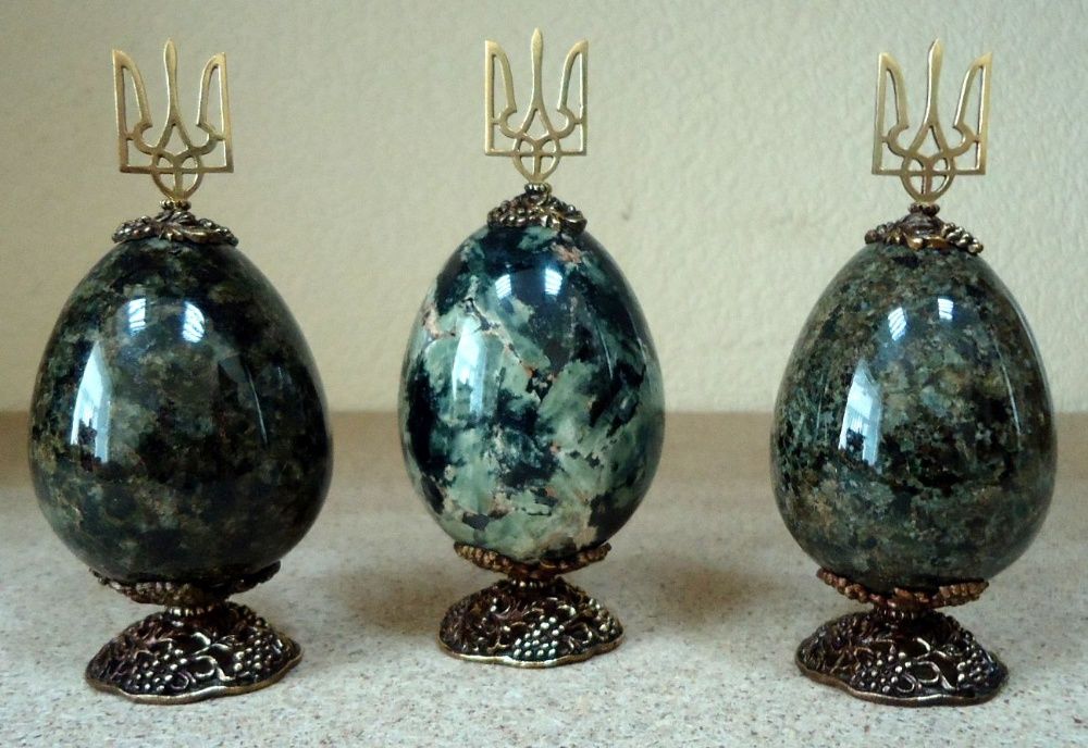 Сувенирное яйцо (камень, гранит), с литьем