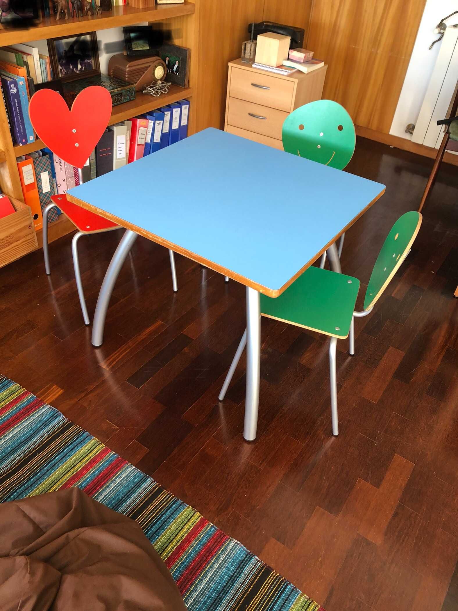 Mesa e cadeiras Ágatha Ruiz de la Prada para crianças