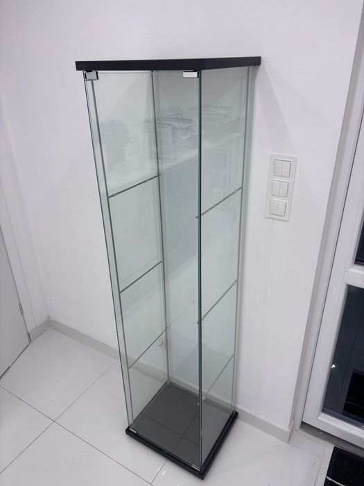 Szklana gablota witryna ekspozycyjna