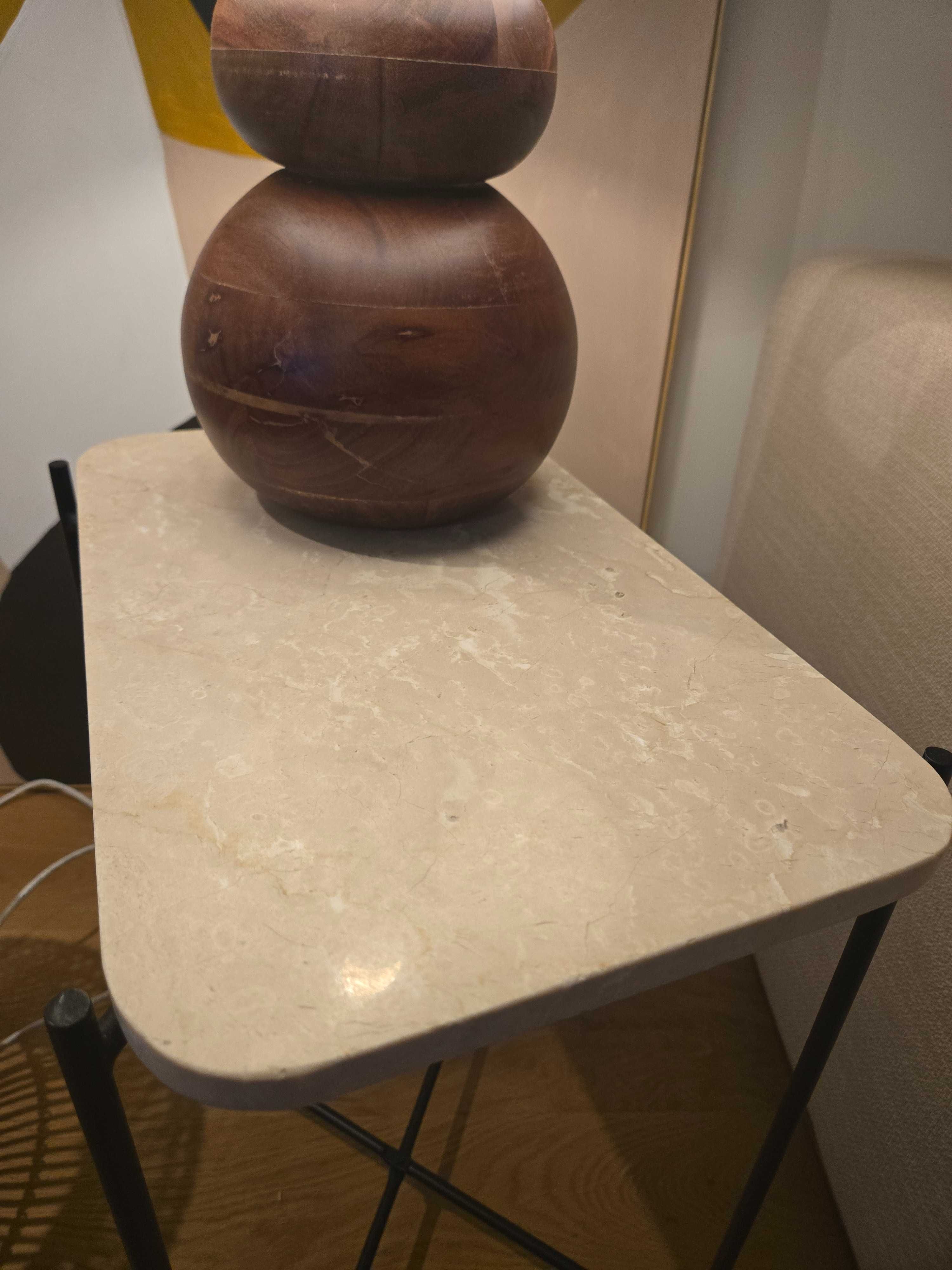 Mesa de apoio com a base em mármore