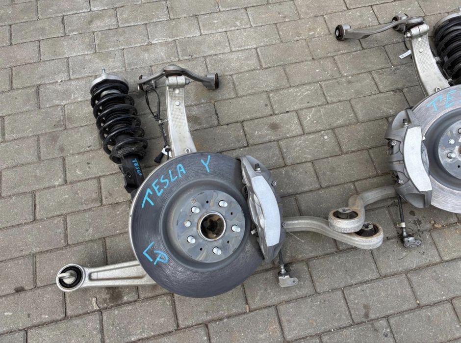 Tesla Model Y стійка, цапфа, ступиця, ричаг, супорт, диск