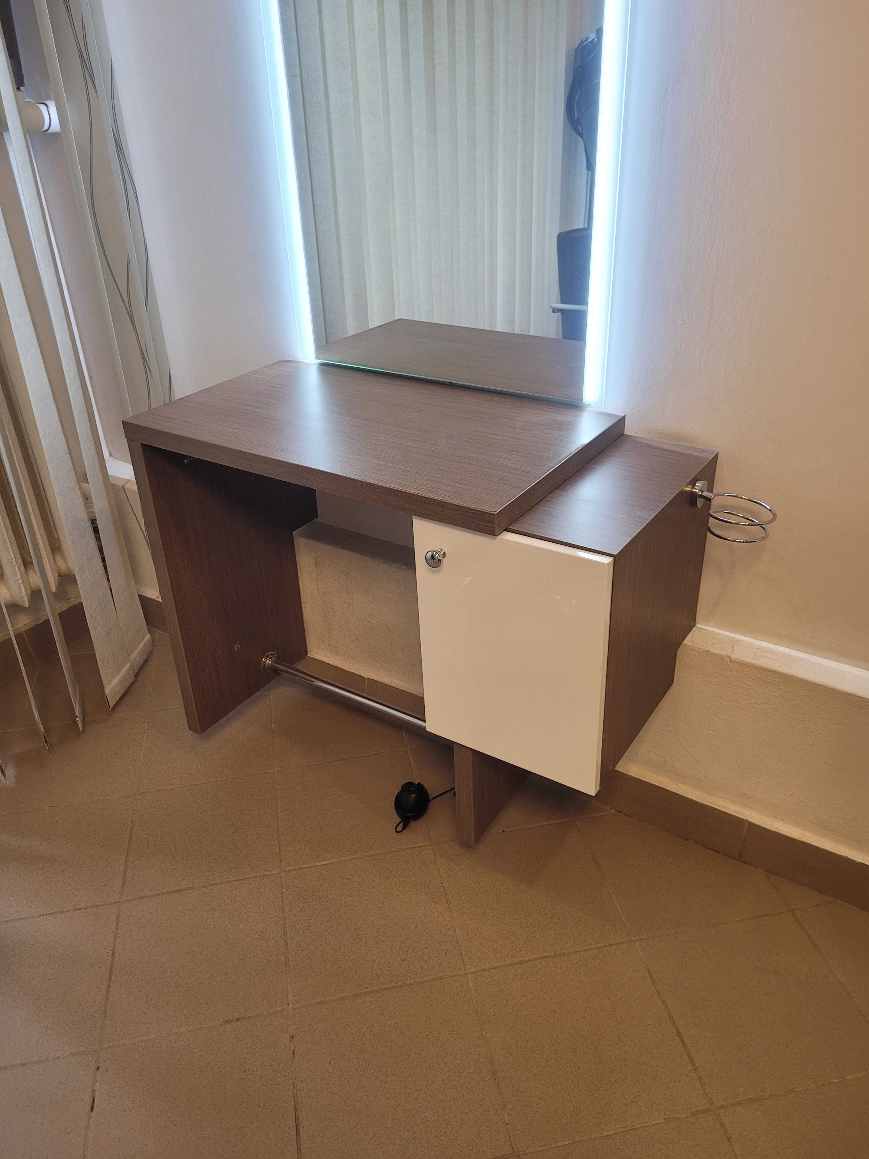 Lustra podświetlane z konsolkami