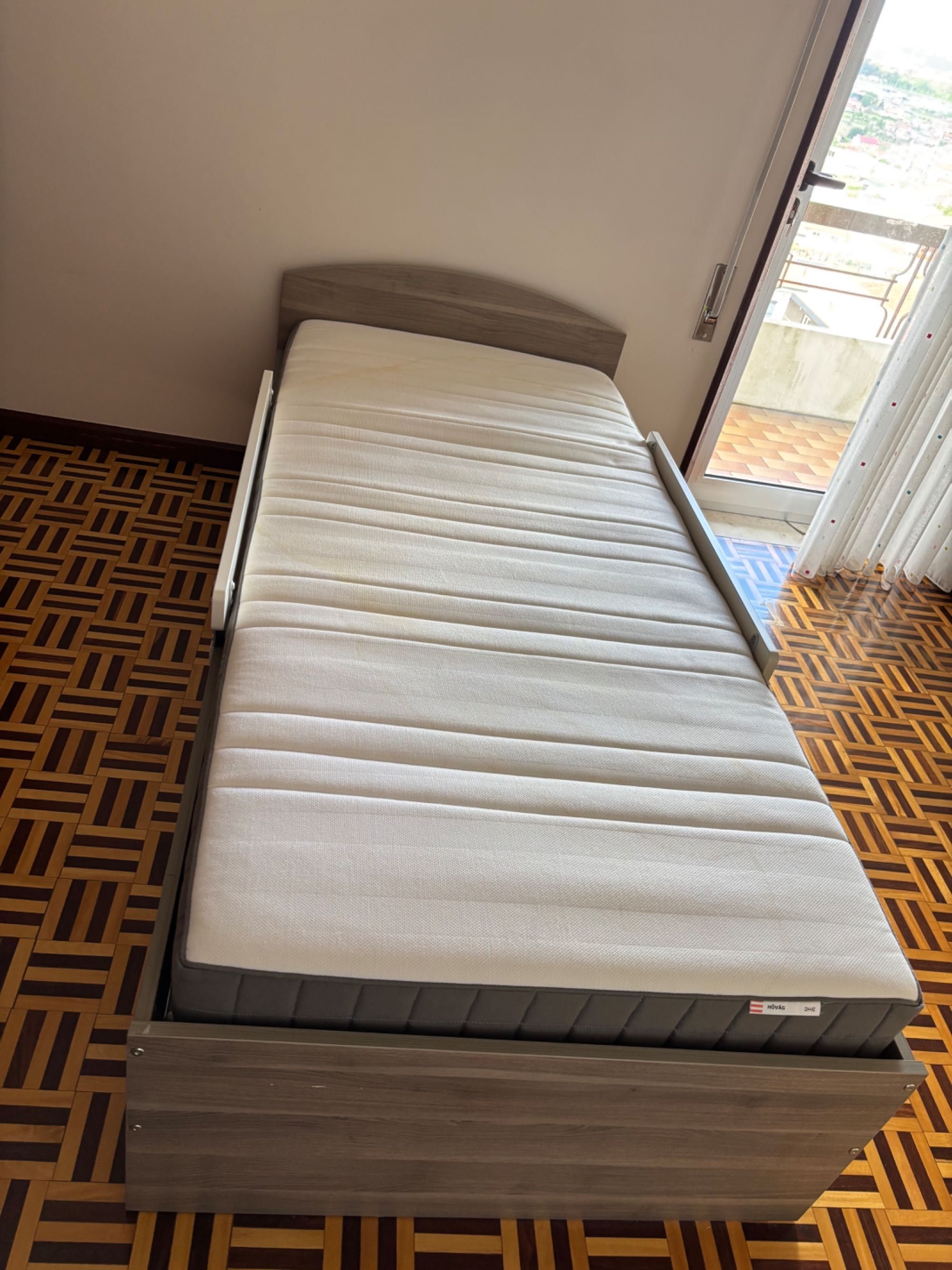 Cama de solteiro Ikea com colchão e apoios laterais