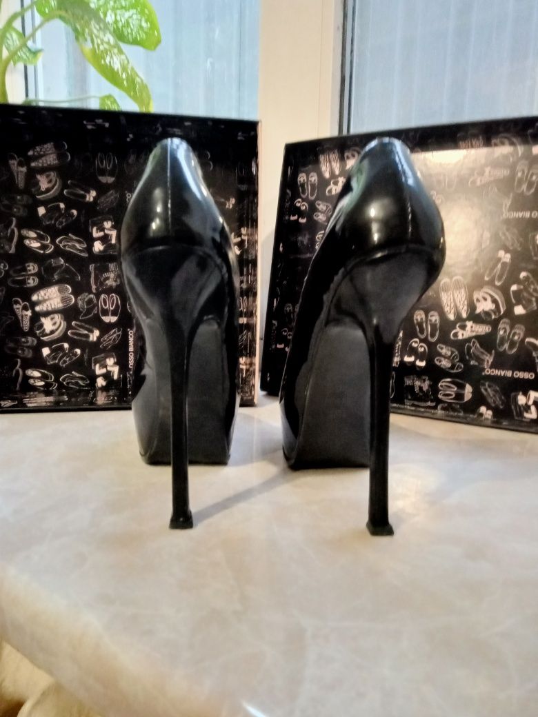 Изысканные Yves Saint Laurent туфли