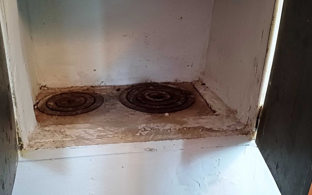 Терміново продам цегляний дачний будинок з гаражем і садом