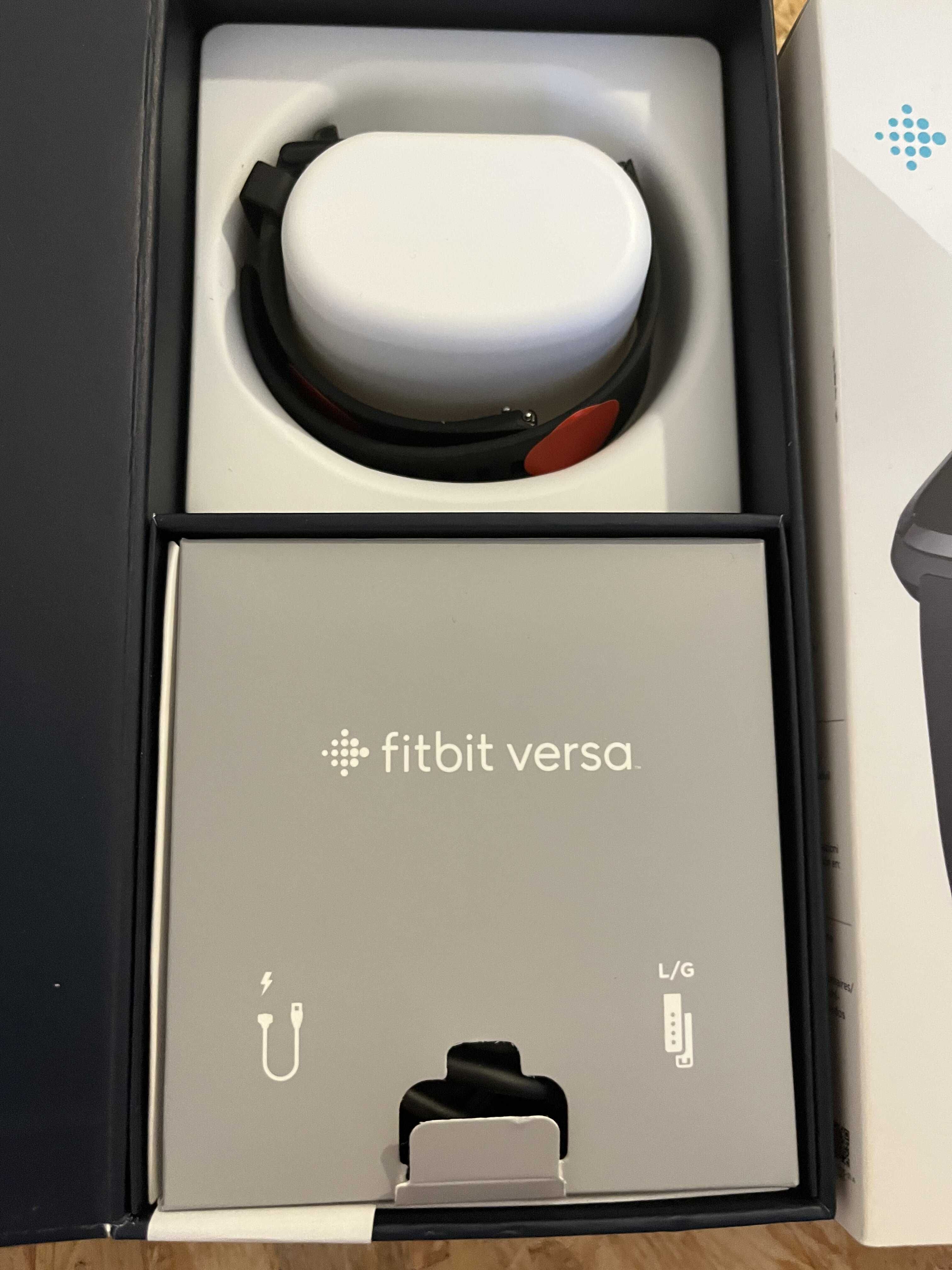 Терміново Смарт-годинник Fitbit Versa Black