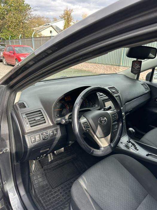 Toyota Avensis 2011 рік