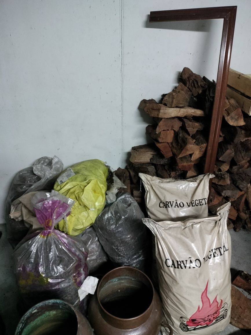 Lenha seca de azinho, pinhas e carvão