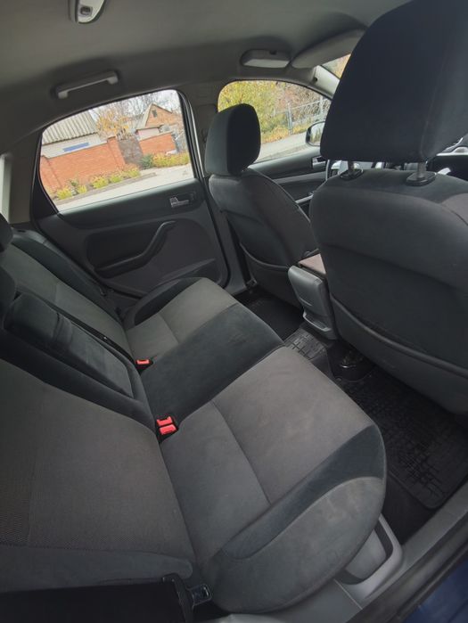 Продам автомобіль Форд фокус в ідеальному стані.