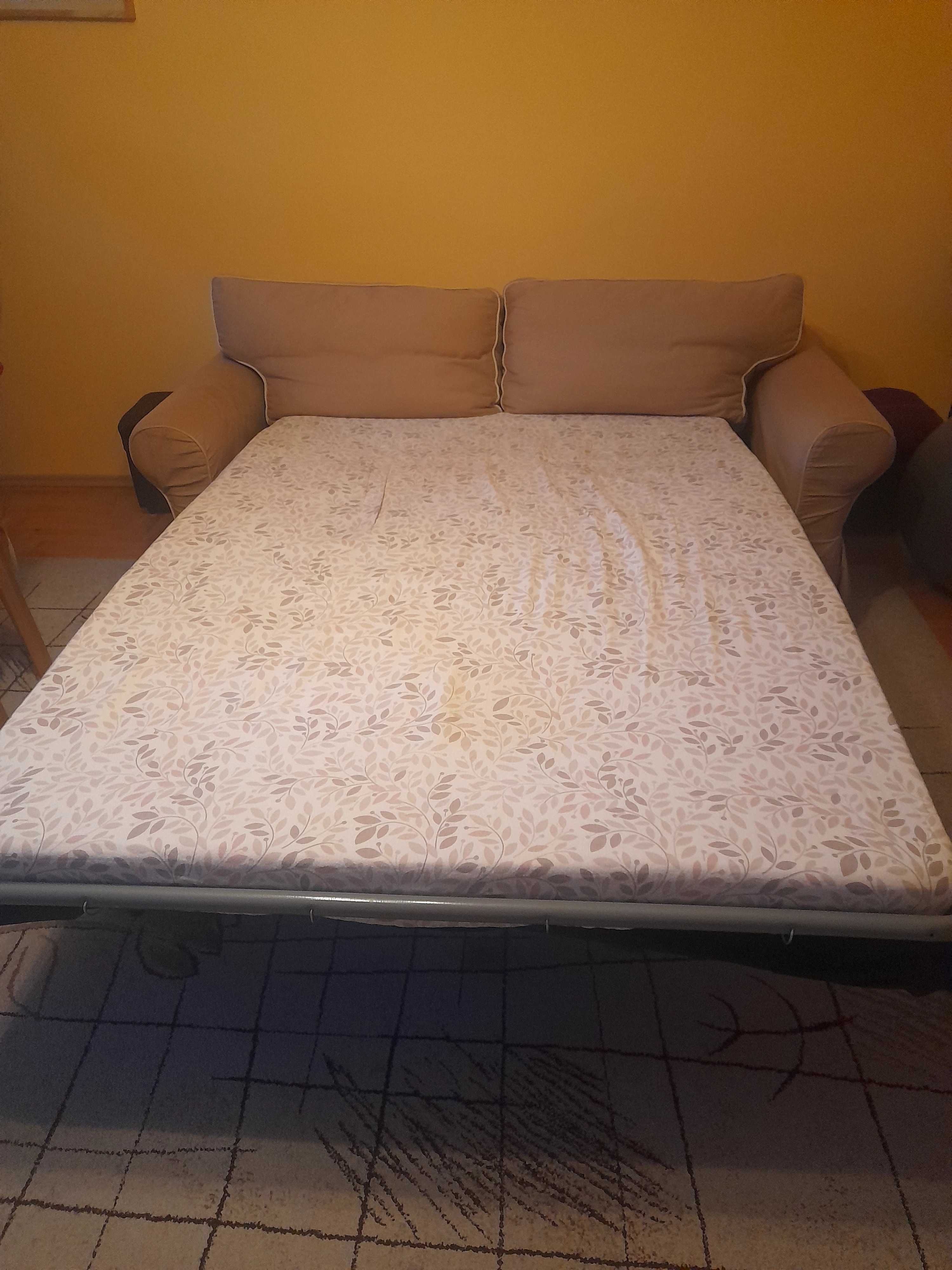 Sofa-łóżko w beżowym kolorze